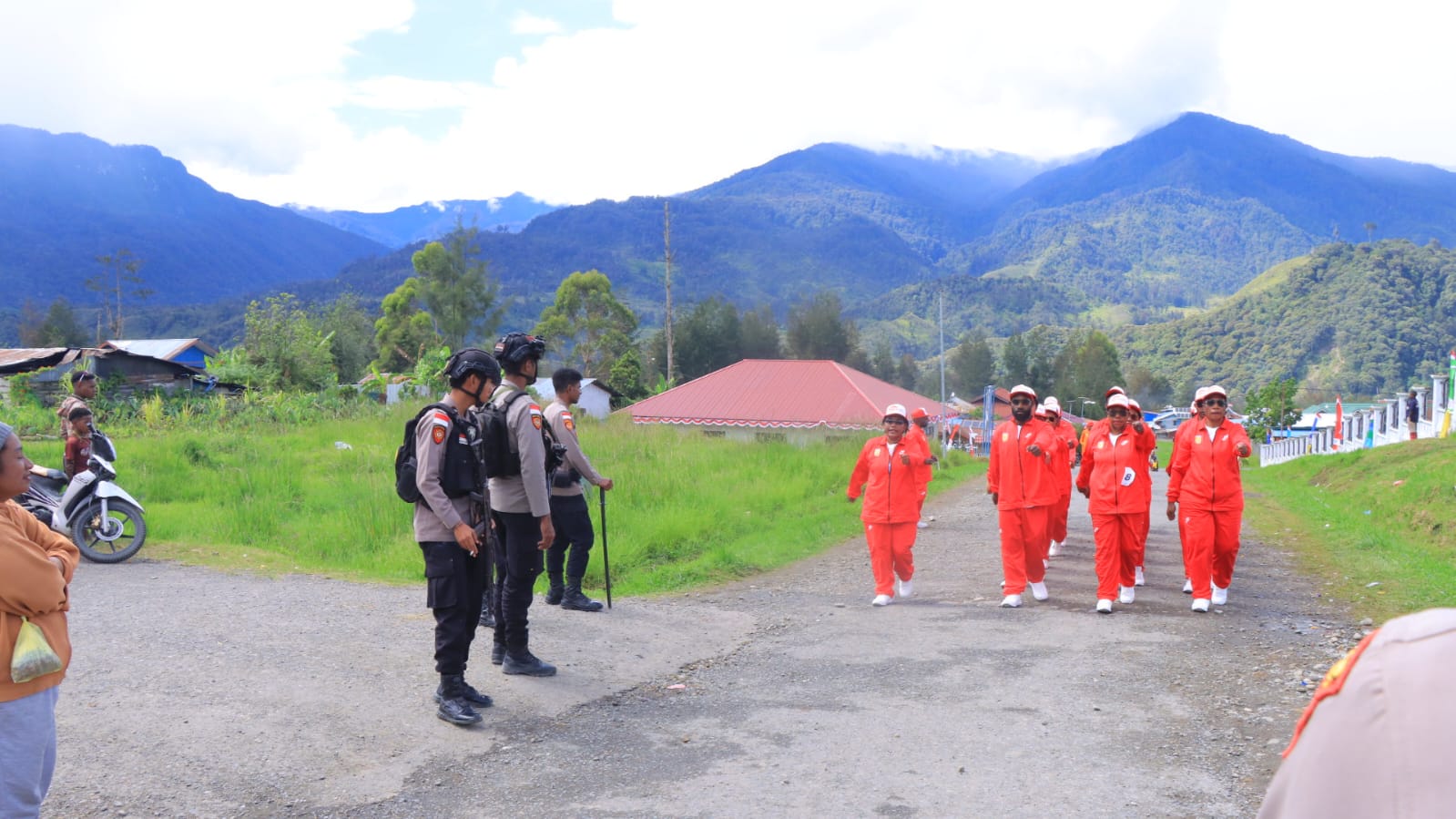 Polres Puncak Amankan Lomba Gerak Jalan HUT RI ke-80 di Ilaga