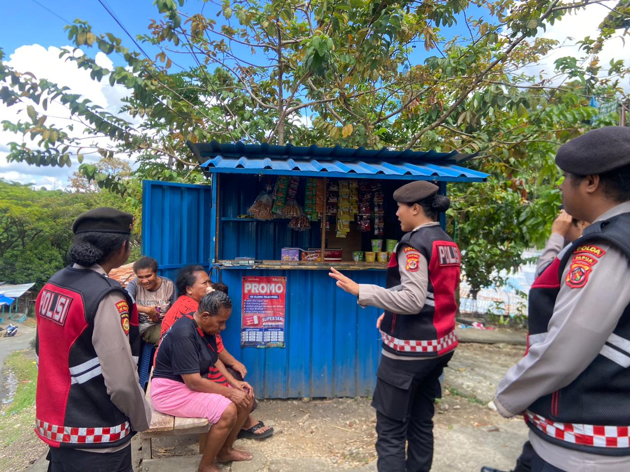 Polwan Anggrek Hitam Ditsamapta Gelar Patroli Dialogis di Jayapura Selatan