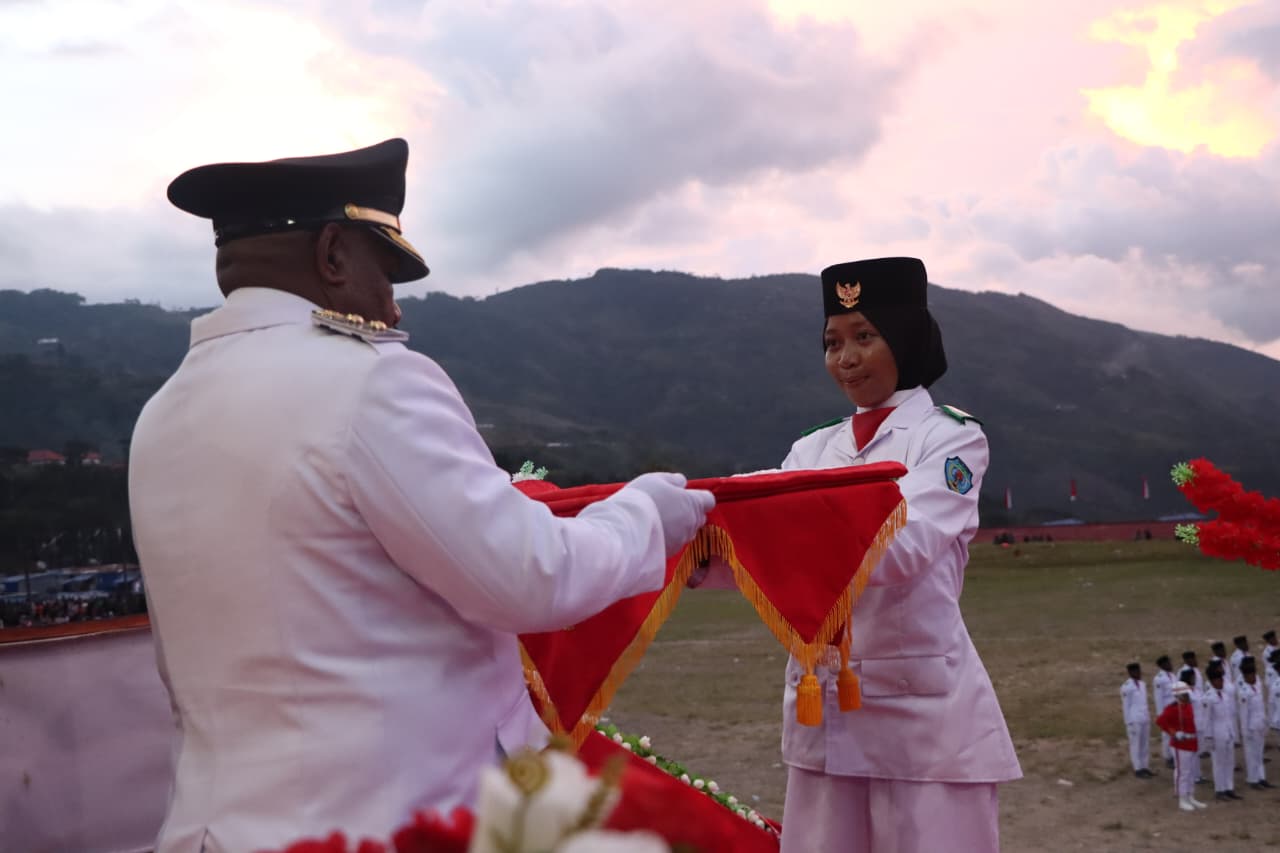 Upacara Penurunan Bendera Merah Putih di Karubaga Dipimpin Wakil Bupati Yotam Wonda