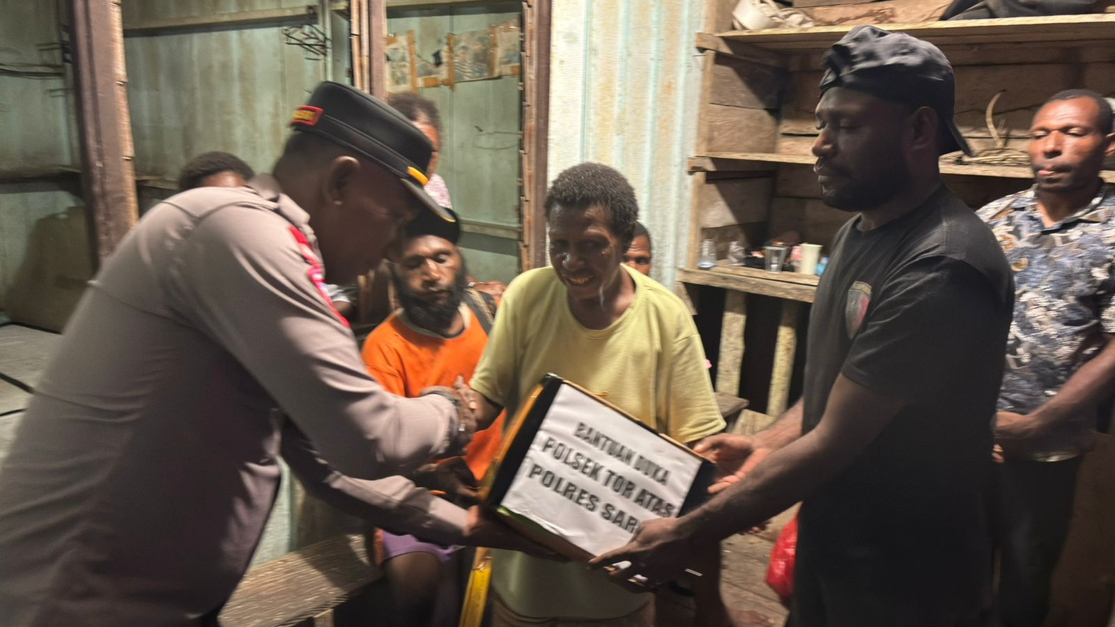 Kapolsek Tor Atas Memberikan Santunan Kepada Keluarga Duka Alm Ondoafi Safrome Tane