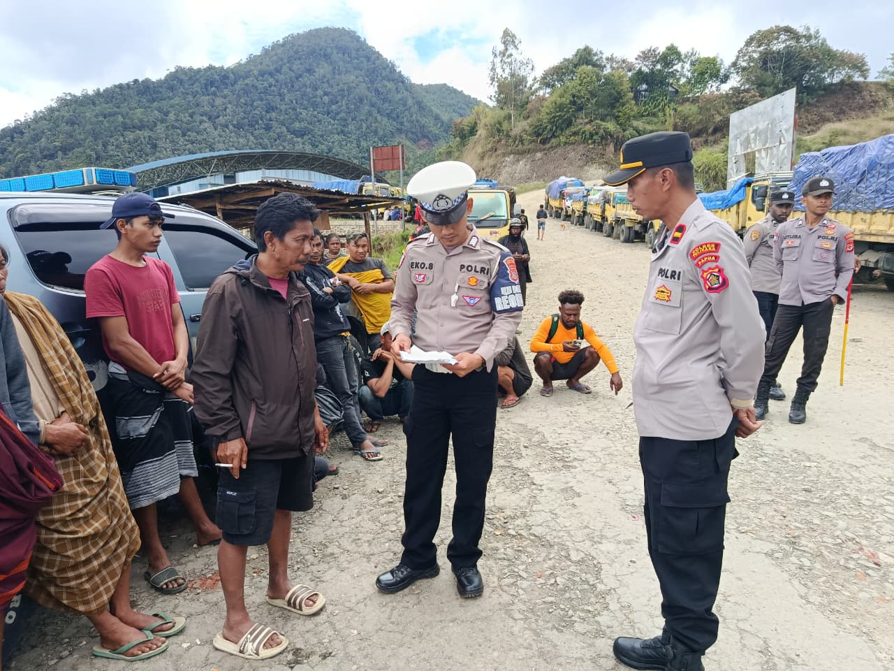 Polres Tolikara Lakukan Sosialisasi Keselamatan Berkendara kepada Sopir Truk di Karubaga