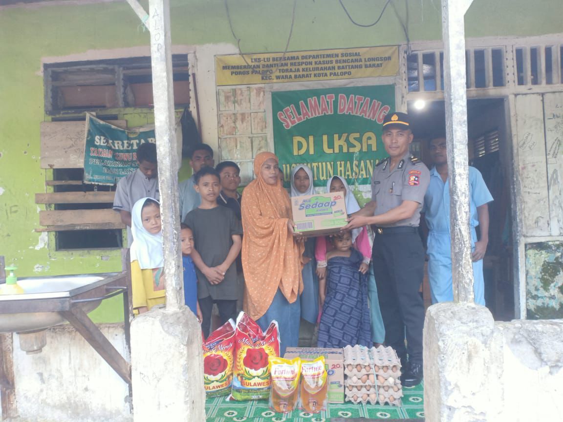 Berbagi Kasih Dan Kepedulian, Siswa SIP Polda Papua Berikan Bantuan Paket Sembako Kepada Masyarakat