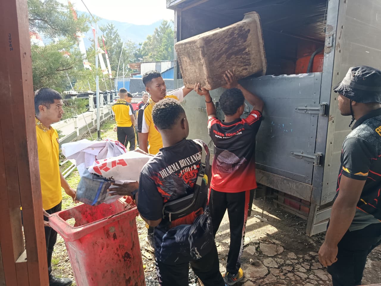 Personel Polres Tolikara Gelar Kerja Bakti Bersihkan Lingkungan Mapolres