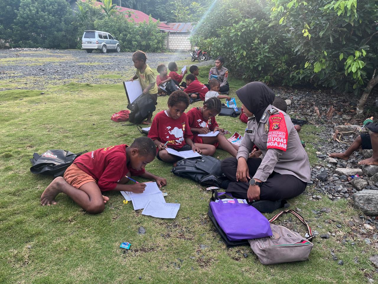 Satgas Si-Ipar Polres Jayapura Bawa Semangat Belajar ke Anak-Anak dan Mama-Mama di Doyo Baru