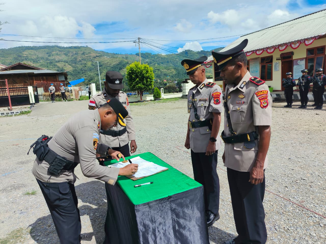 Kapolres Tolikara Pimpin Upacara Serah Terima Jabatan Kasat Binmas Polres Tolikara