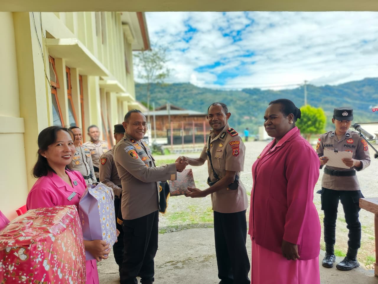 Pisah Sambut Kasat Binmas Polres Tolikara, Ipda Agustinus Kubia, SE kepada Ipda Kasrim, SE