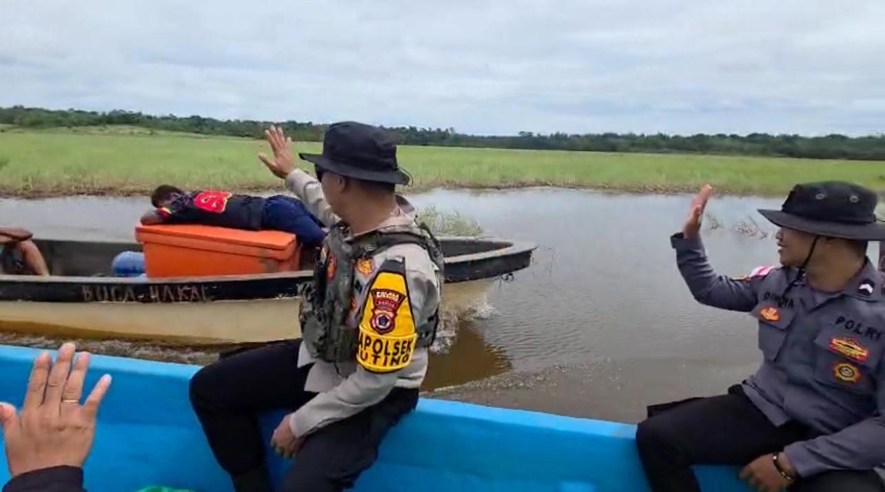 Kapolsek Muting Dan Anggotanya Lakukan Patroli Dialogis Dengan Perahu Ke Kampung Slow Dan Kampung Wan Distrik Muting