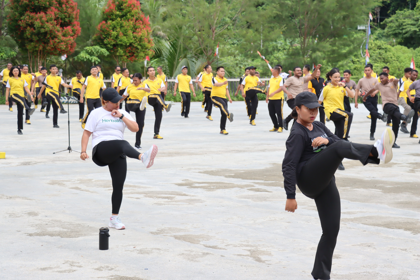 Personel Polres Sarmi dan Bhayangkari Gelar Senam Pagi Bersama