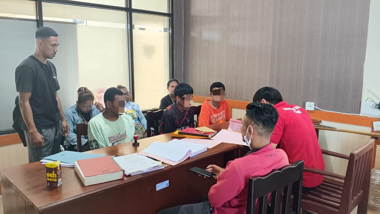 Polsek Mimika Baru Lakukan Pelimpahan Tersangka dan Barang Bukti Dua Perkara Sekaligus