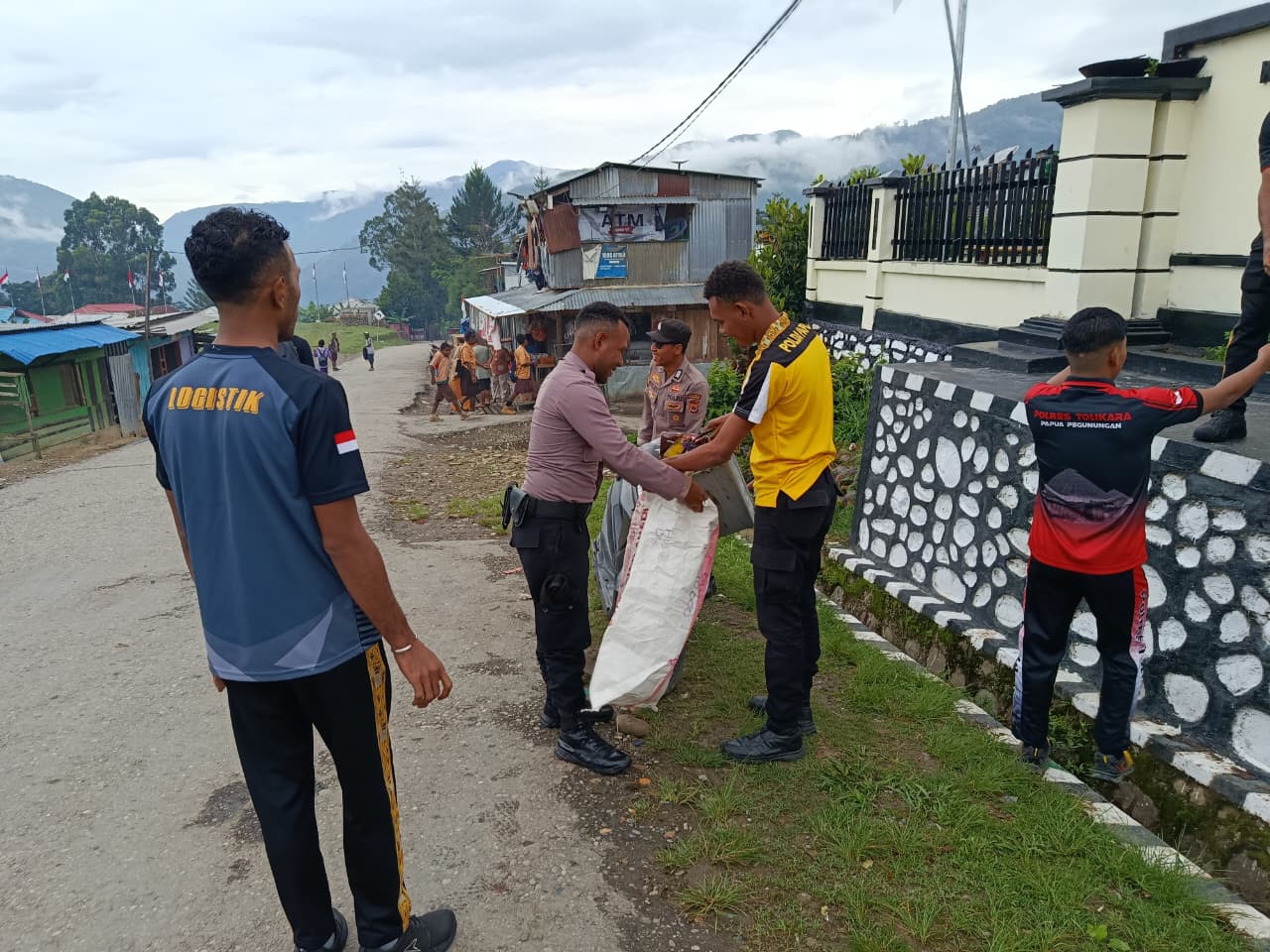 Polres Tolikara Gelar Kerja Bakti Bersihkan Mako