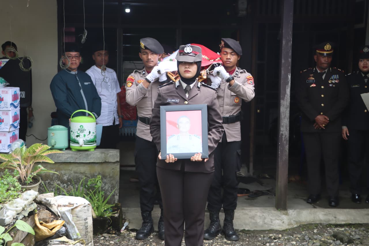 Kapolres Pimpin Upacara Pemakanan Alm. Ipda Ares Suranto