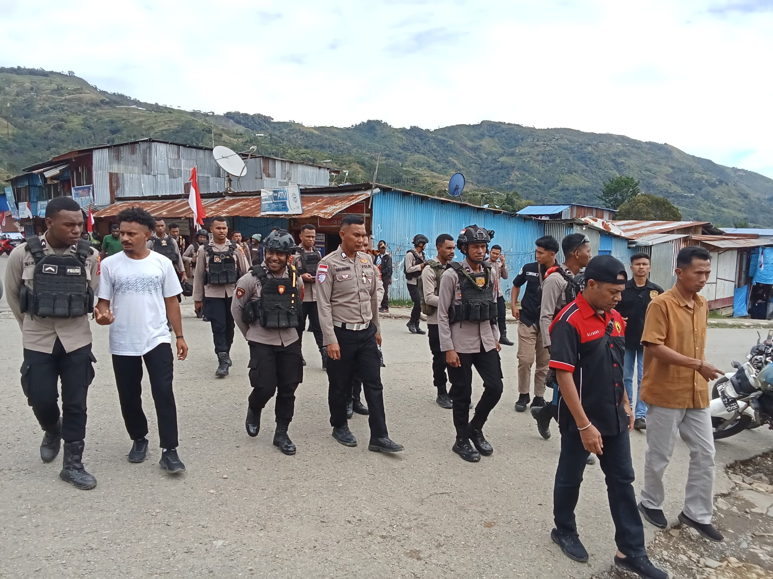 Polres Tolikara Gelar Patroli Rutin, Jalin Kedekatan dengan Warga
