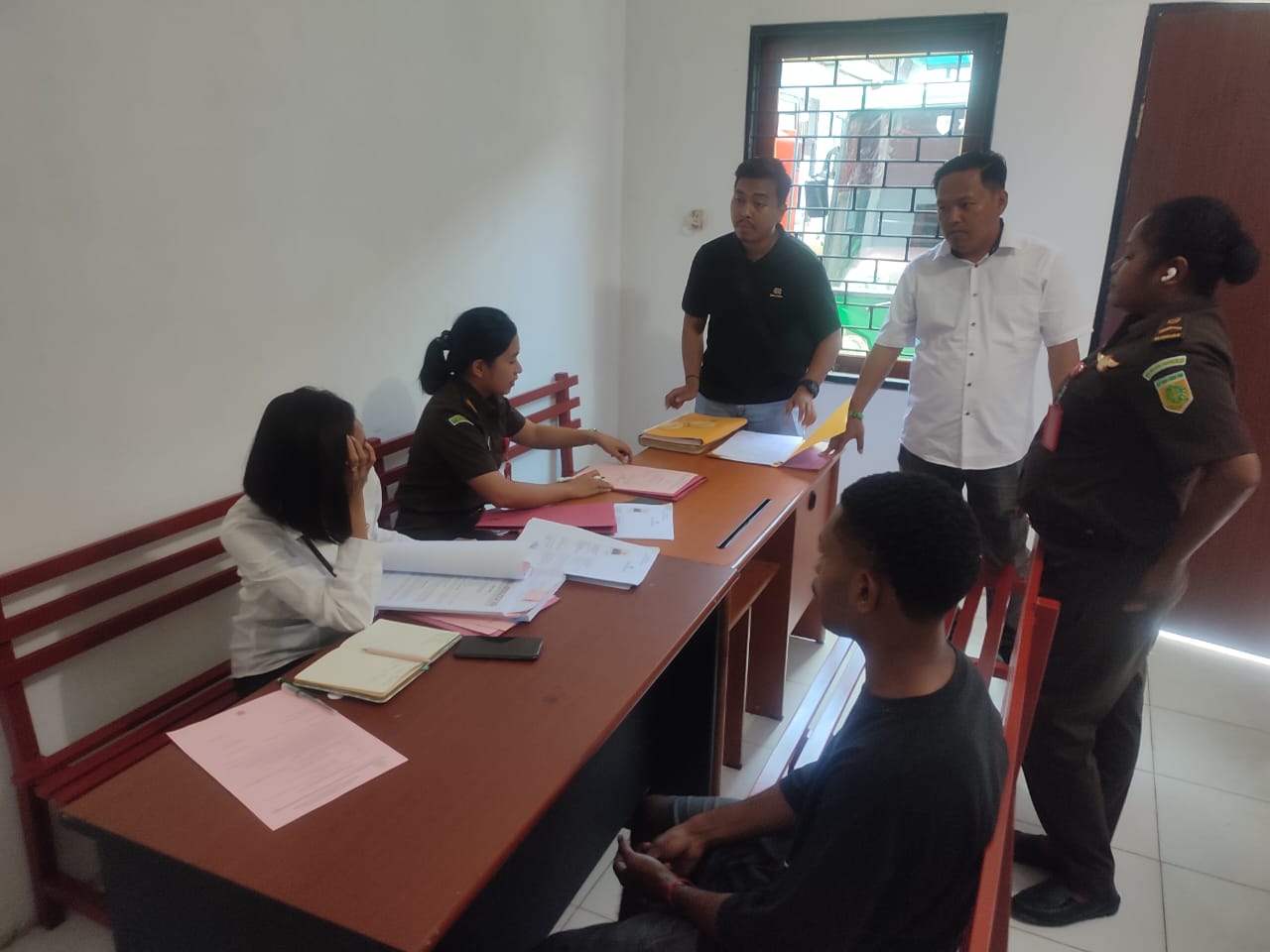 Sat Reskrim Polres Jayapura Serahkan Tersangka dan Barang Bukti Kasus Pencurian ke Kejaksaan