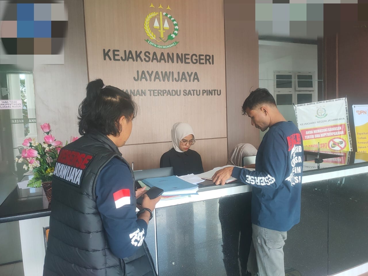 Satgas Damai Cartenz Serahkan Dua Tersangka Kasus Senjata Api Rakitan ke Kejari Jayawijaya