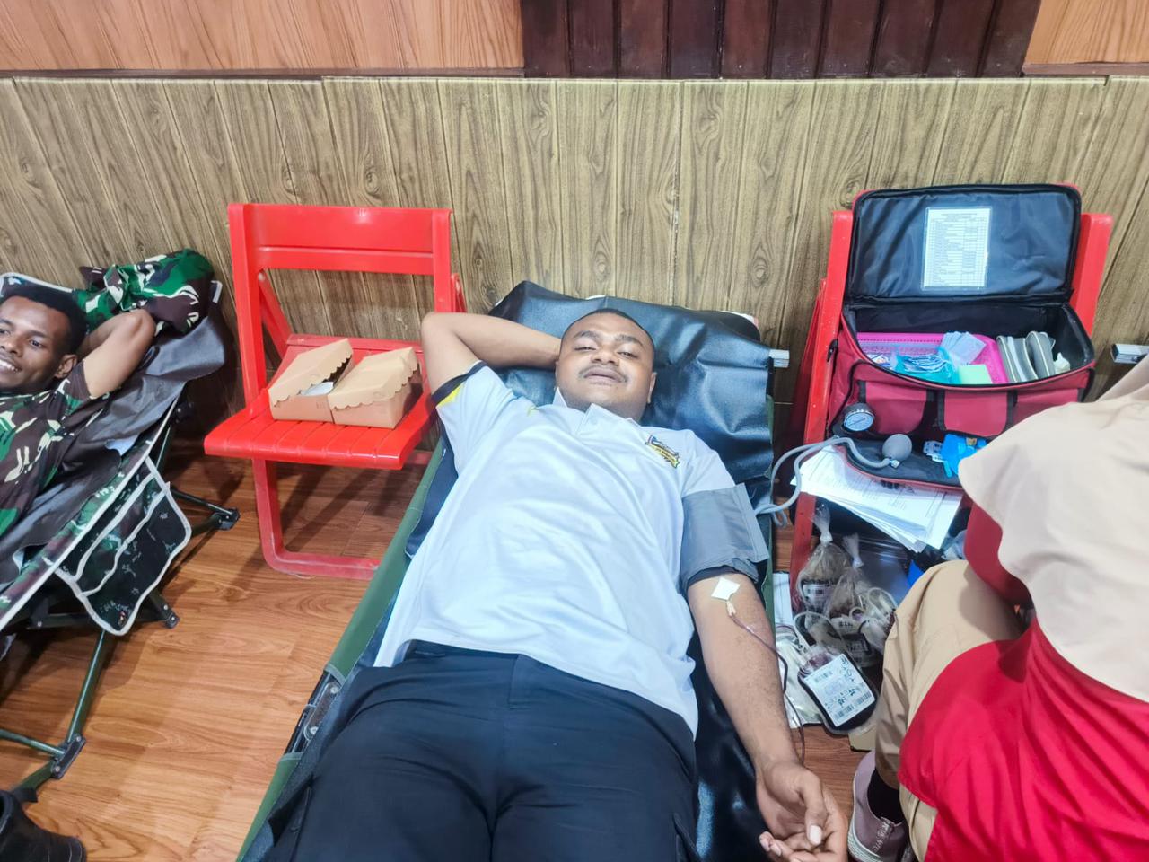 Sinergi TNI-Polri, Personel Polres Sarmi Ikut Donor Darah di Makodim 1712/Sarmi
