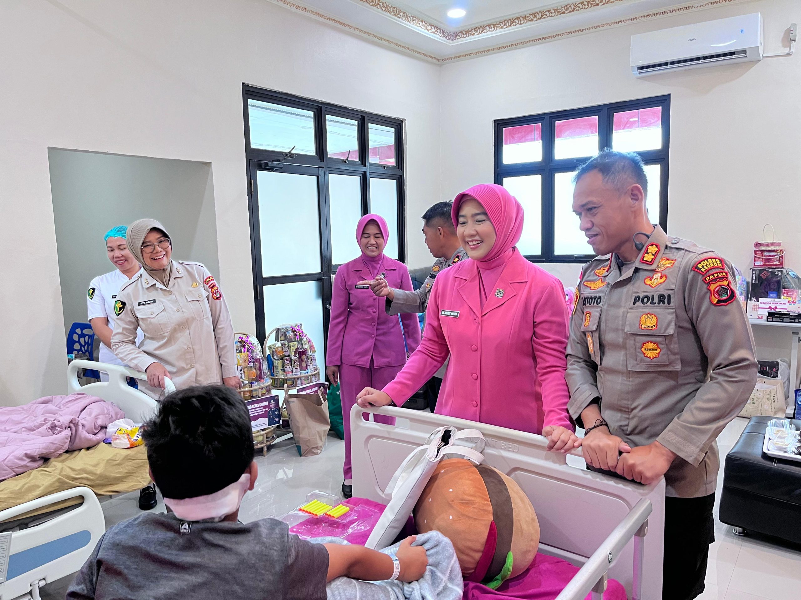 Peduli Sesama, Kapolres Keerom Kunjungi Keluarga Personel Polres Keerom dan Korban Kerusuhan di RS. Bhayangkara