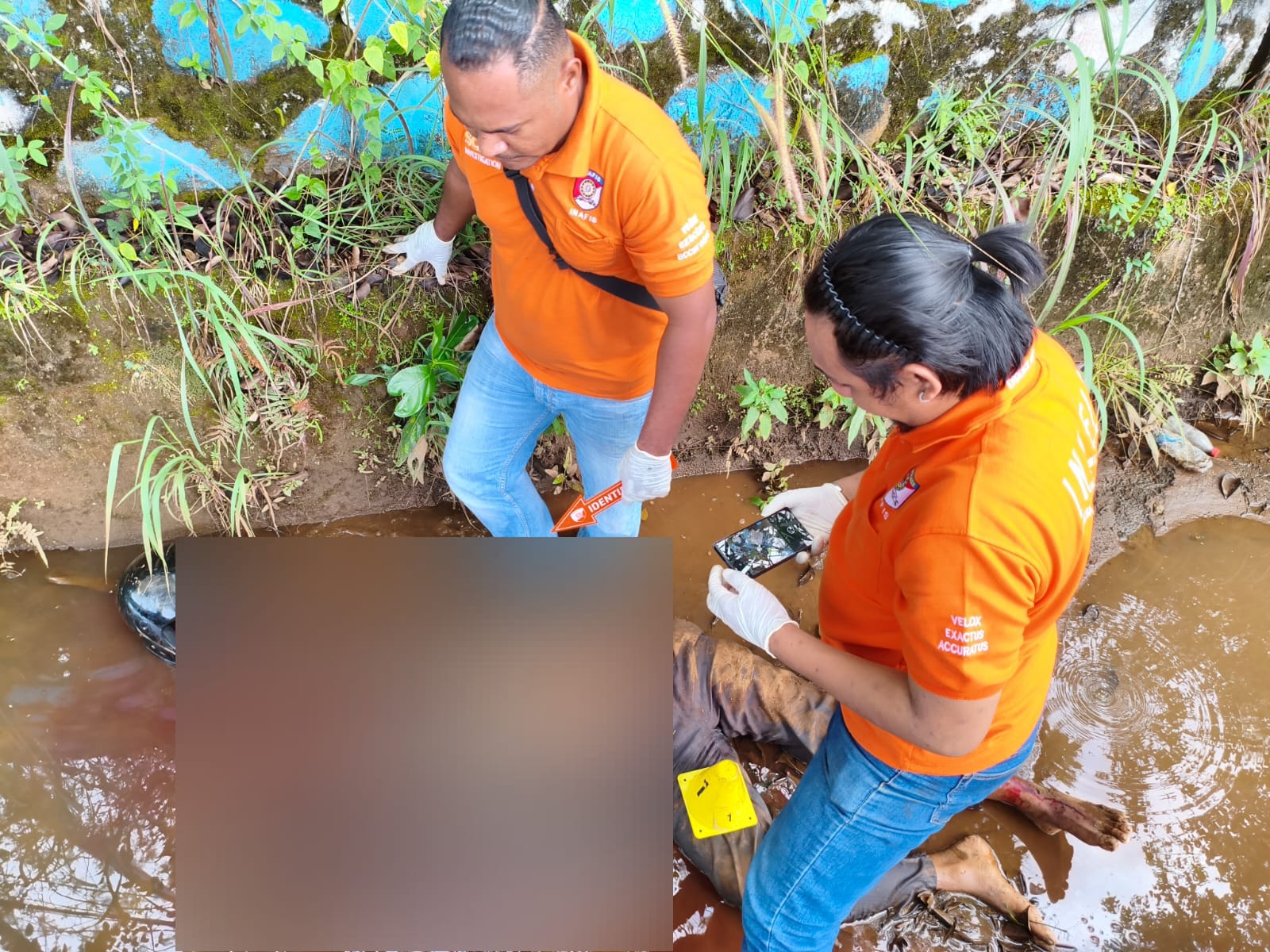Polres Jayapura Olah TKP Penemuan Mayat Pria di Jalan Raya Sentani – Waena
