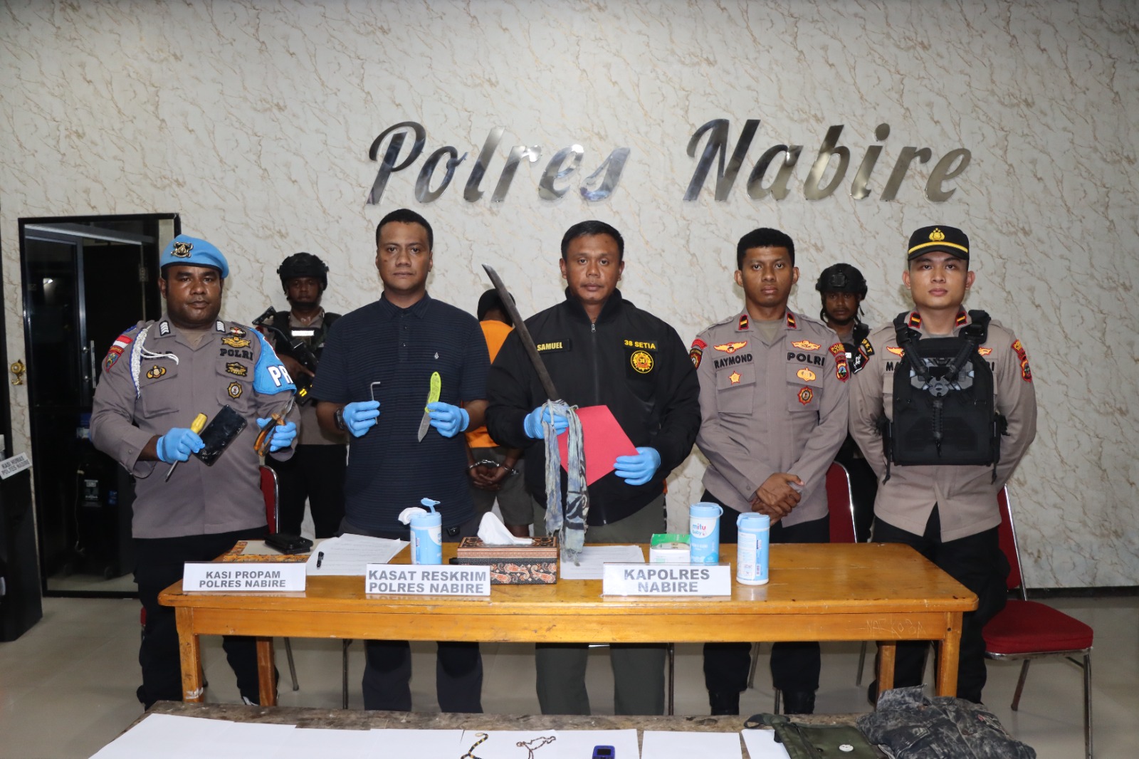 Polres Nabire ungkap kasus penganiayaan Berat dan Curas, dua pelaku diamankan.