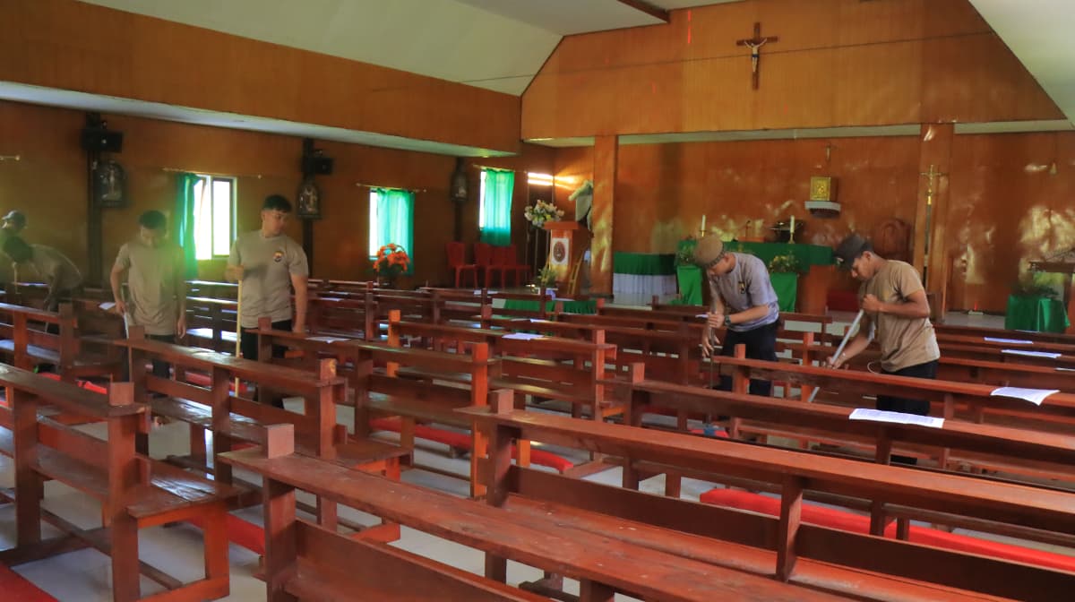 Polres Puncak Gelar Kerja Bakti di Gereja Katolik Santo Petrus Ilaga