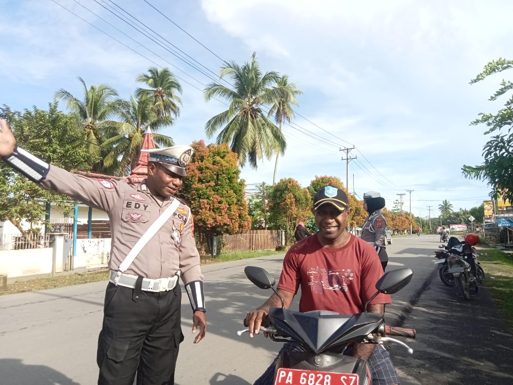Sat Lantas Polres Sarmi Laksanakan Pengaturan Pagi di Seputaran Kota