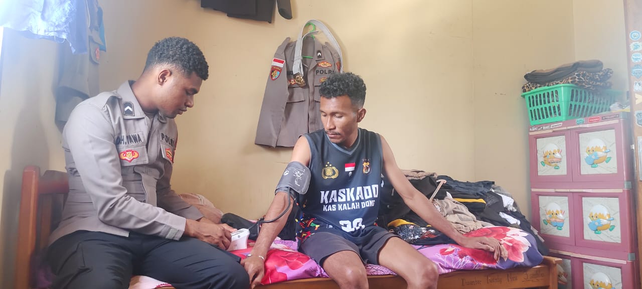 Sidokkes Polres Tolikara Berikan Pelayanan Kesehatan Kepada Personel