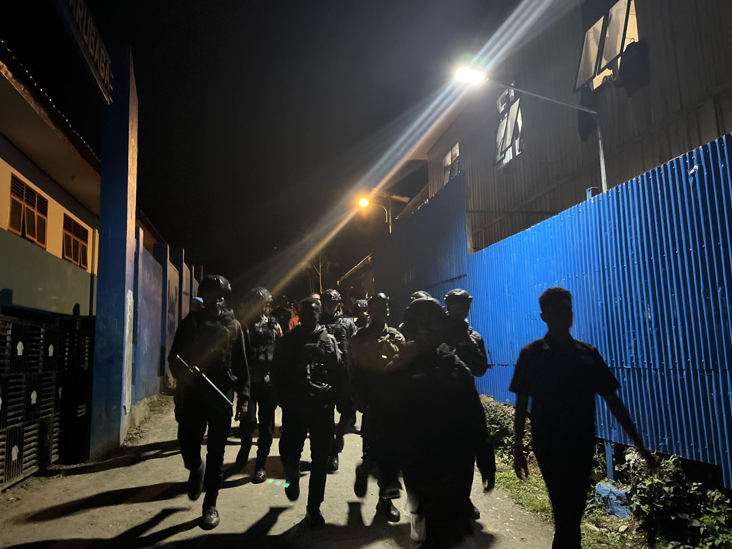 Polres Tolikara Tingkatkan Kamtibmas Lewat Patroli Jalan Kaki Malam Hari