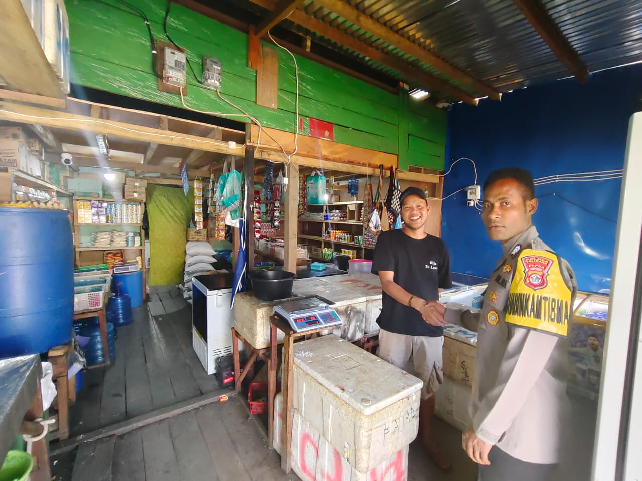 Bhabinkamtibmas Polres Tolikara Laksanakan Binluh Tentang Keamanan Pangan Di Distrik Karubaga