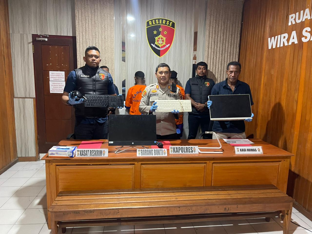 Polres Waropen Gelar Press Release Pengungkapan Kasus Pencurian Komputer di Dinas Perindagkop