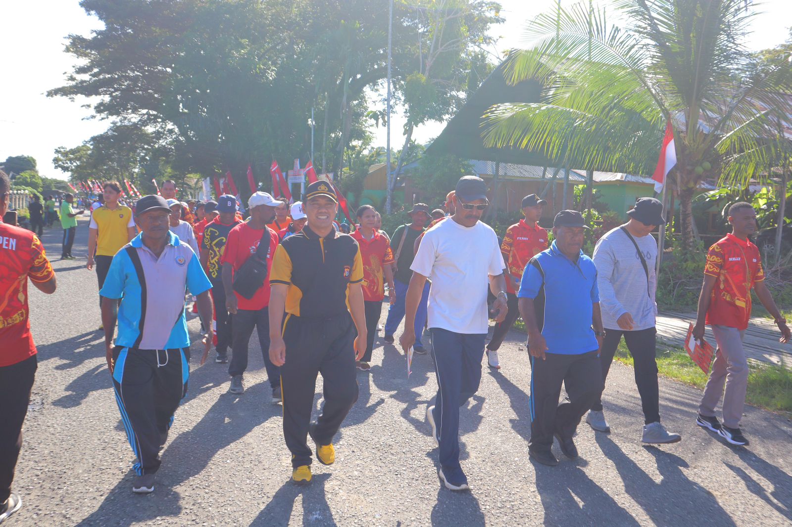 Olahraga Satukan Kita, Kapolres Waropen Ikut Serta Jalan Sehat Haornas 2025