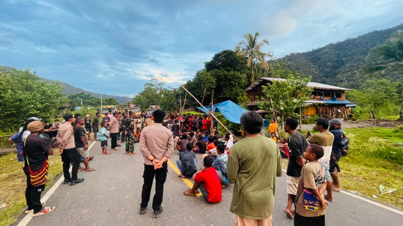 Jalan di Benawa Dibuka Kembali Usai Pemalangan Warga Pasca Kasus Pembunuhan Kades