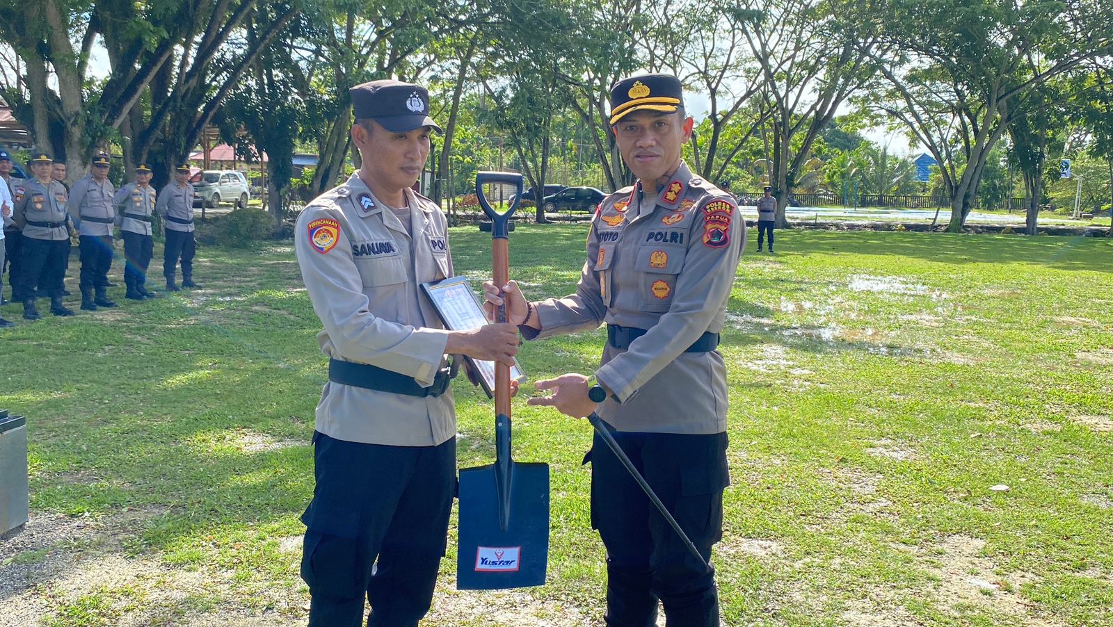 Kapolres Keerom Berikan Penghargaan Untuk Anggota Bhabinkamtibmas Atas Dedikasi Sosial DI Tengah Masyarakat