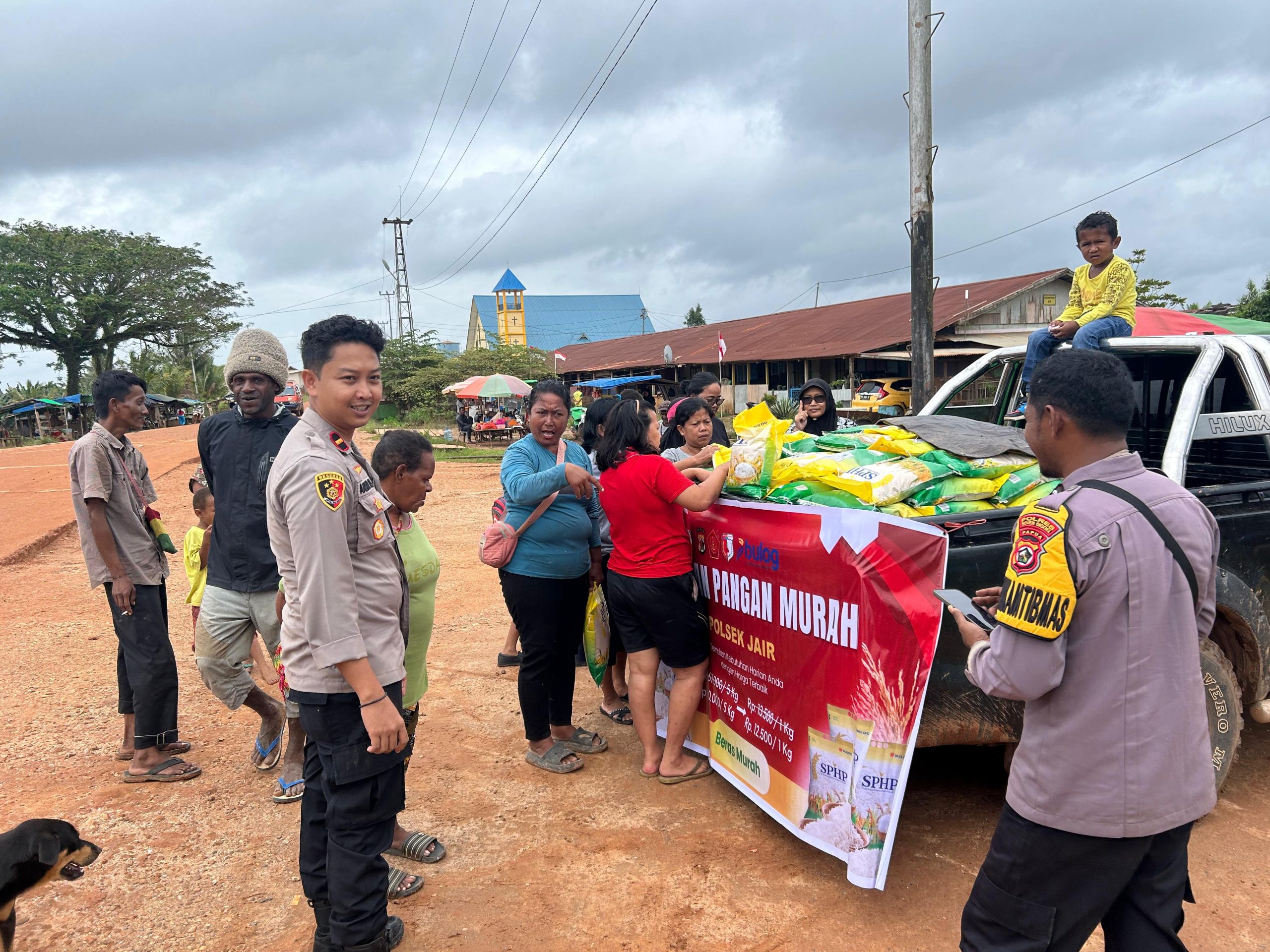 Polres Boven Digoel Kawal Penjualan Beras Murah SPHP di Kampung Asiki