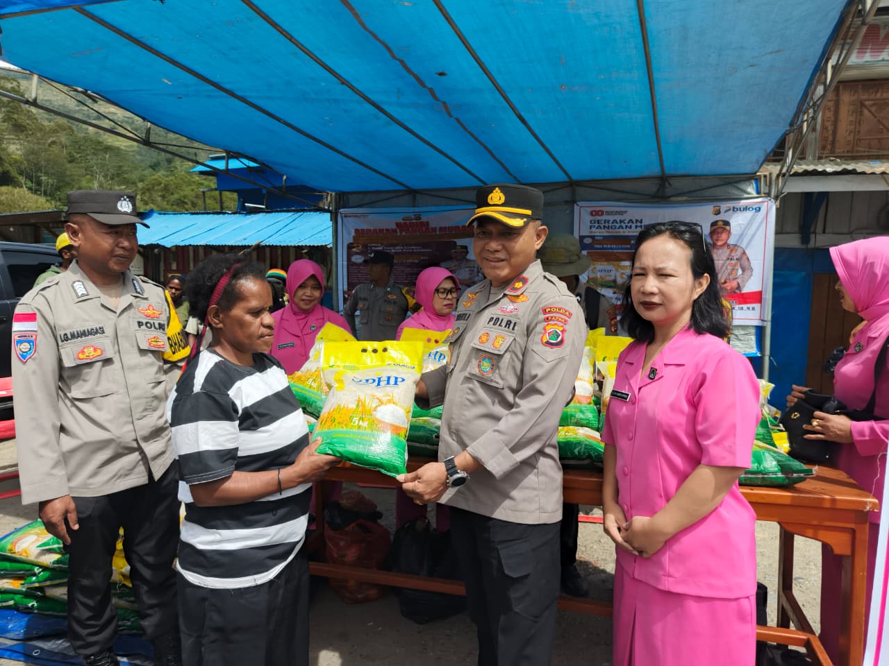 Polres Tolikara Gelar Pangan Murah, 130 Karung Beras SPHP Ludes Terjual
