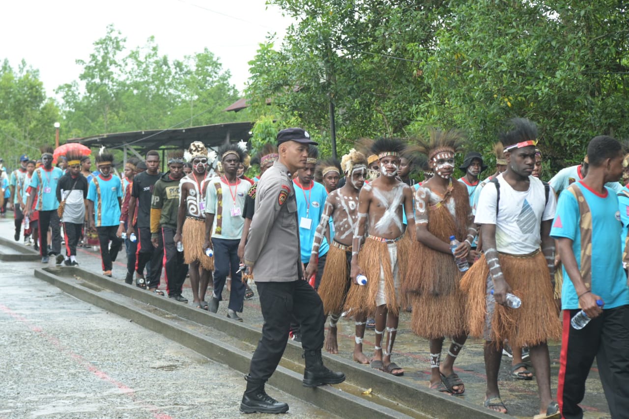 Polres Asmat Kawal Karnaval Festival Yan Smit
