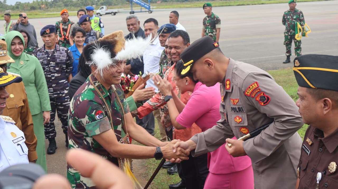Kapolres Merauke Turut Menjemput Pangdam XXIV/MT di Bandara Mopah