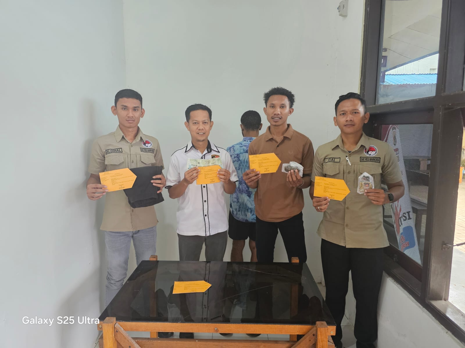 Penyidik Satresnarkoba Polres Merauke Serahkan Tersangka Dan Barang Bukti Kasus Narkotika Ke Kejaksaan