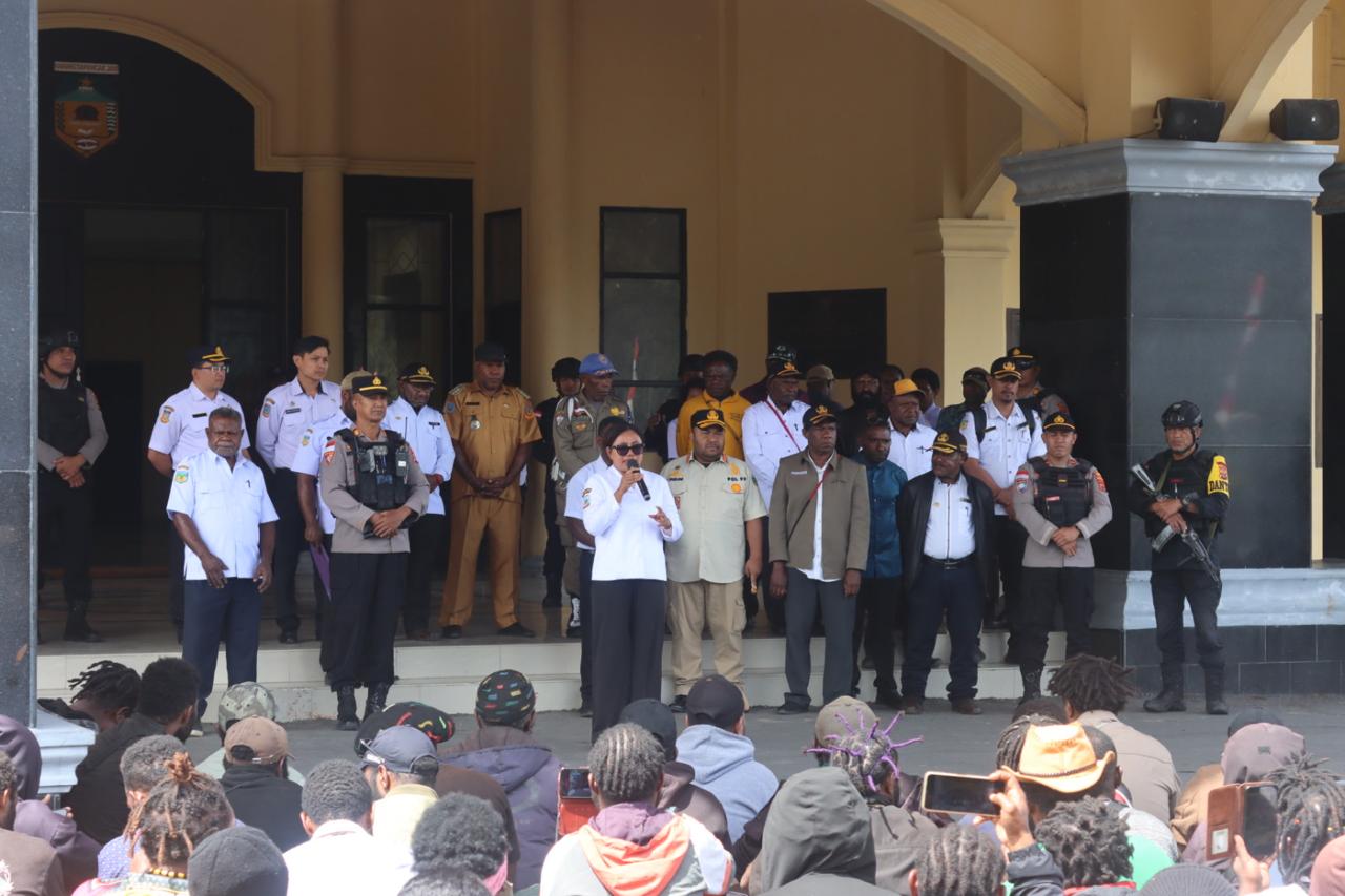 Polres Puncak Jaya Amankan Aksi Unjuk Rasa Yang Dilakukan Oleh Peserta Seleksi CPNS Formasi Tahun 2024