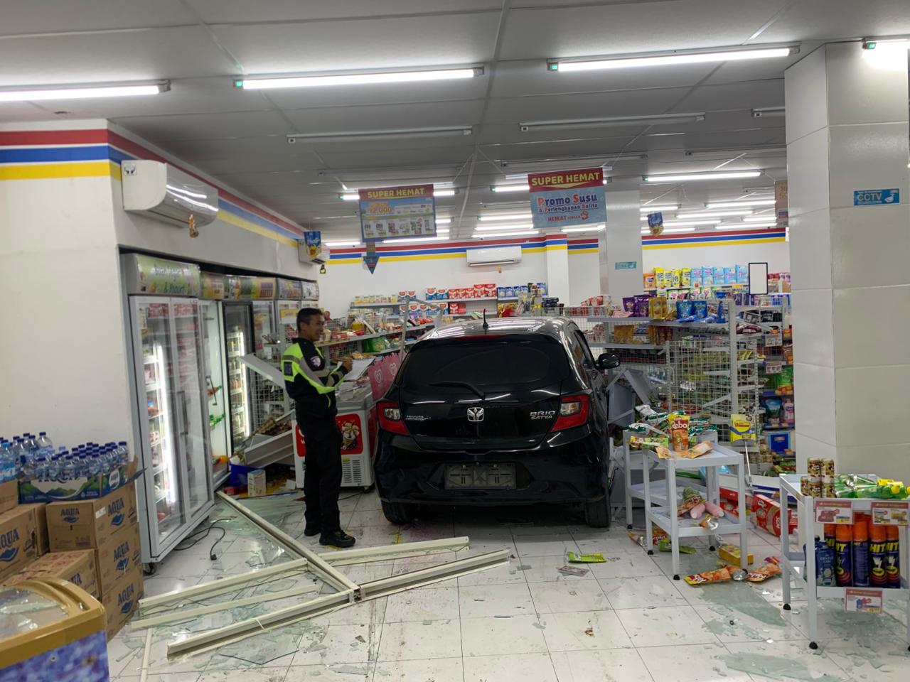 Di Entrop, Honda Brio Seruduk Dua SPM Hingga Masuk ke Dalam Toko