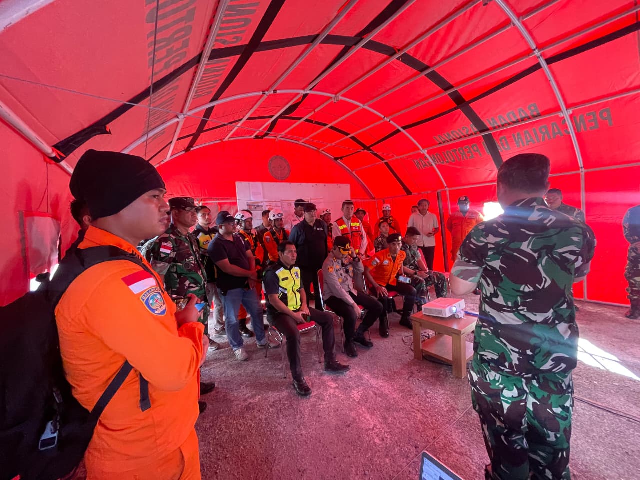 Tim Gabungan TNI-Polri Gelar Rapat Koordinasi Evakuasi Helikopter Intan Angkasa di Timika