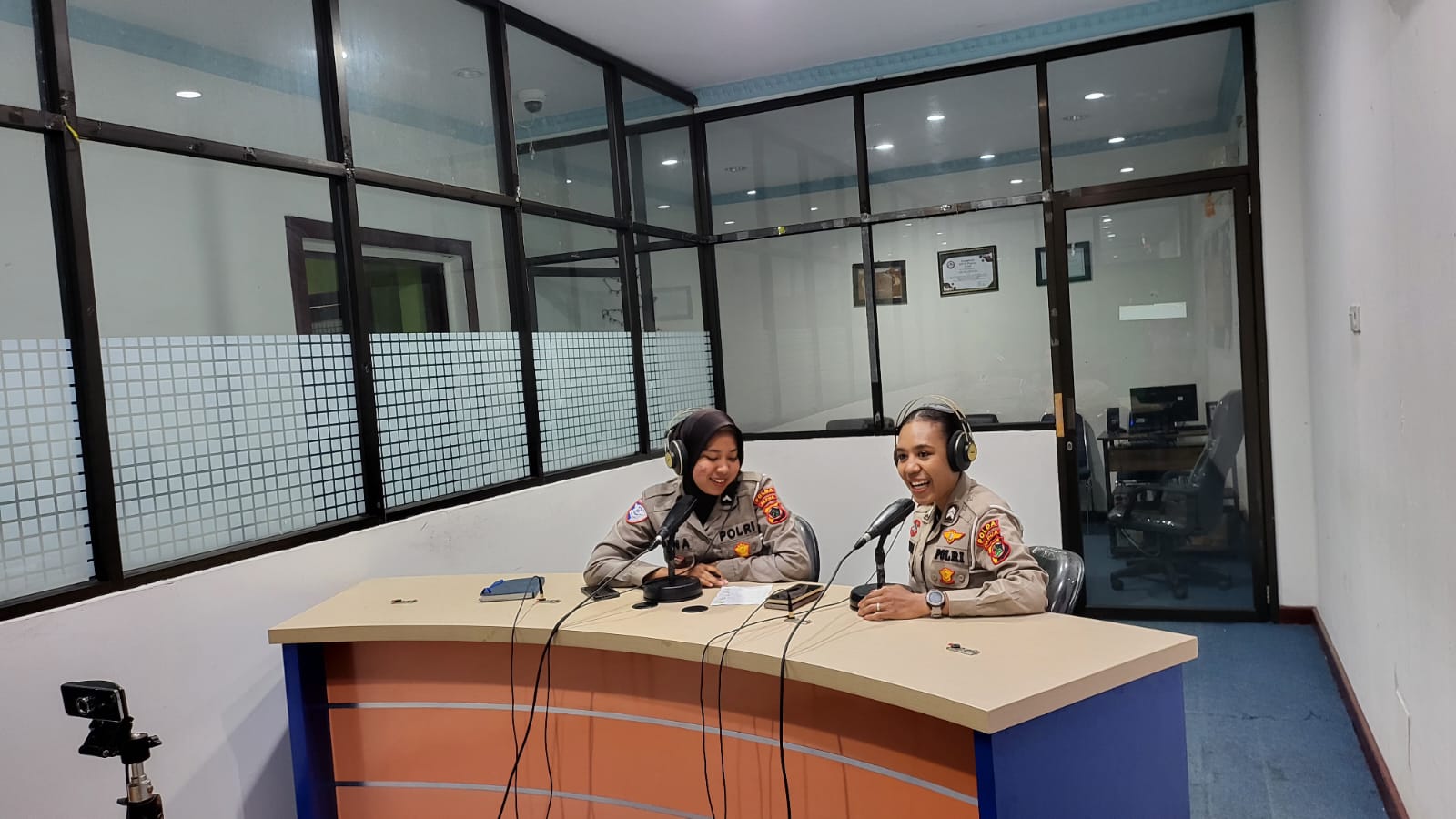 Sinergi Ditlantas Polda Papua dengan RRI Pro 1 Jayapura, Patroli Udara Sampaikan Informasi Lalu Lintas Terkini