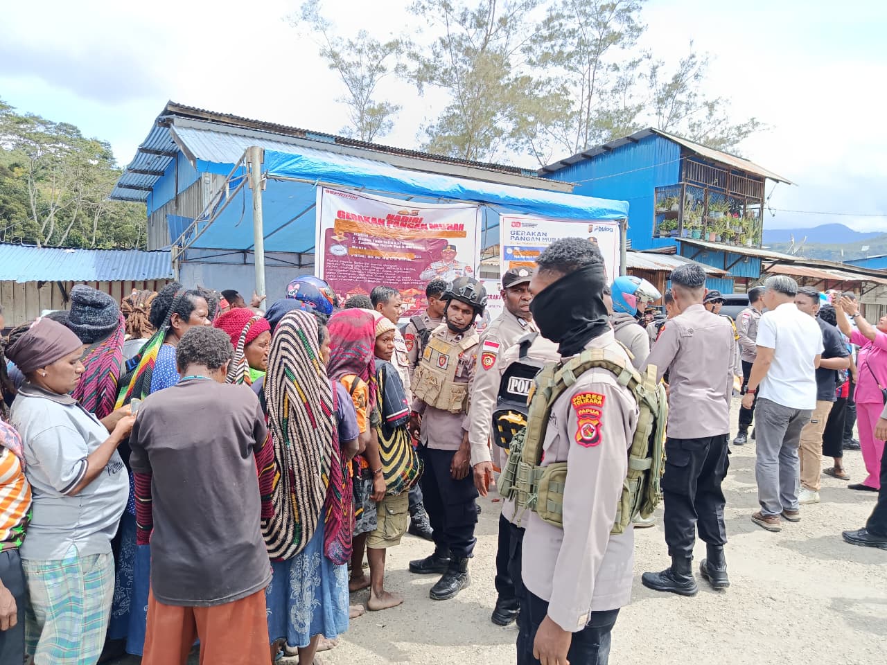 Polres Tolikara Gelar Gerakan Pangan Murah, 105 Karung Beras SPHP Disalurkan Ke Masyarakat