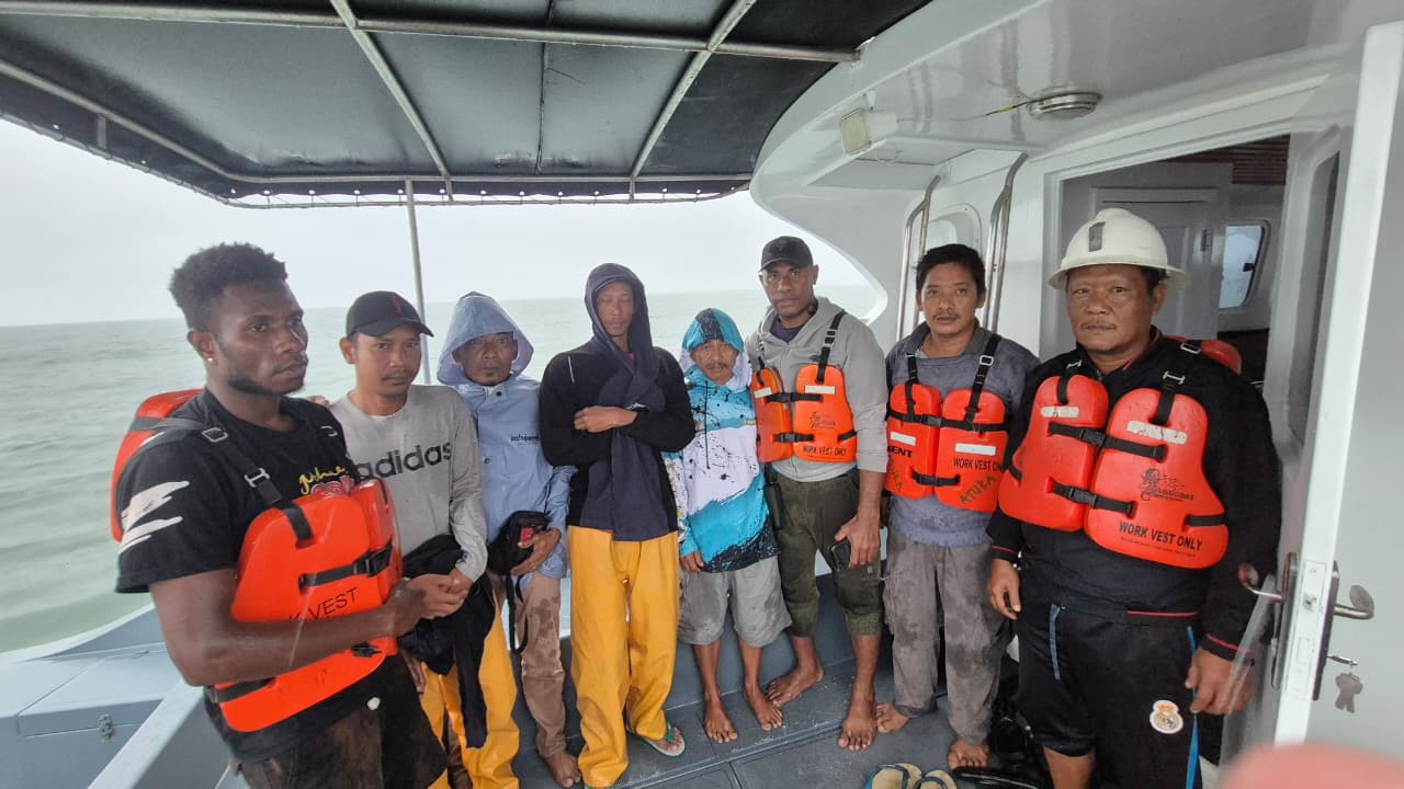 Sat Polair Polres Mimika Berhasil Evakuasi Perahu Pemancing Kehabisan BBM di Muara Kampus Biru