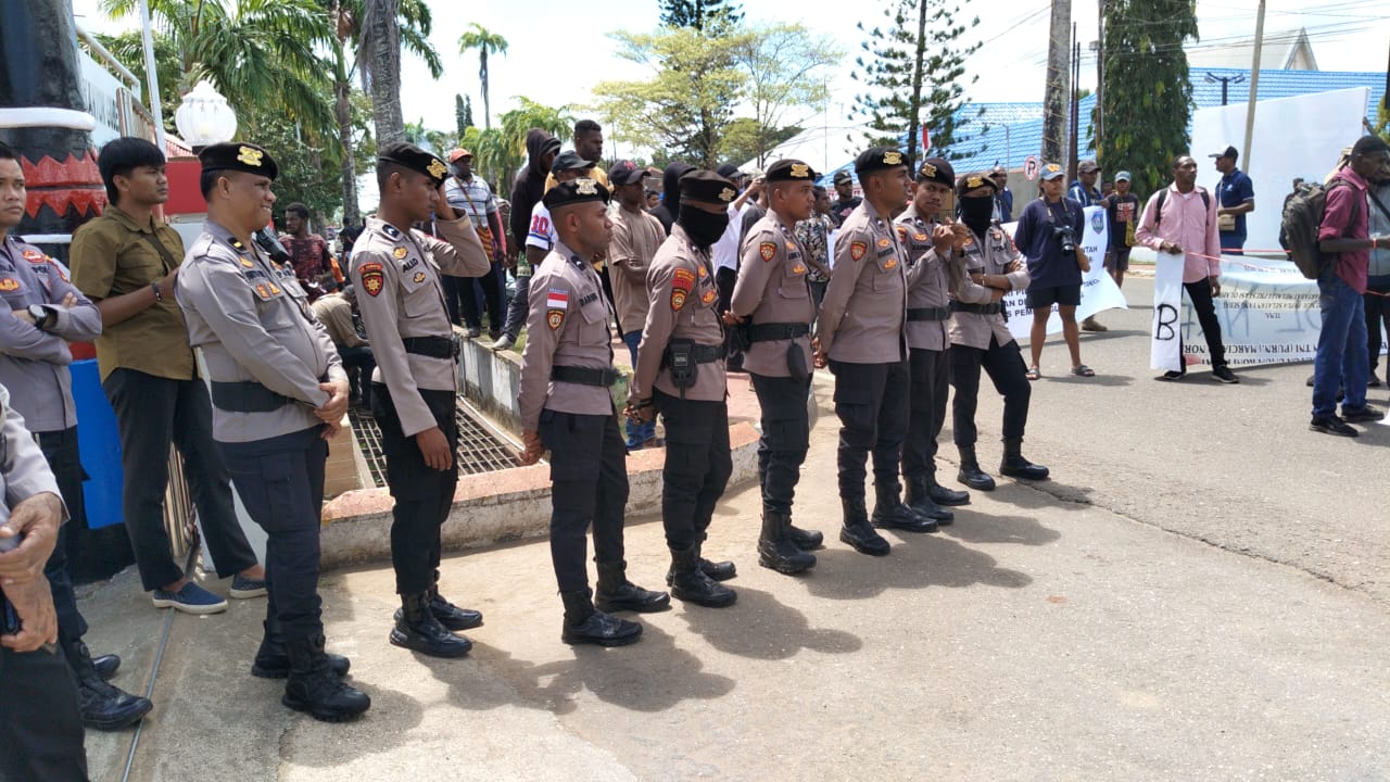 RATUSAN PERSONIL POLRES MERAUKE KAWAL AKSI DEMO DAMAI DARI LIBRA HINGGA KANTOR GUBERNUR PROPINSI PAPUA SELATAN