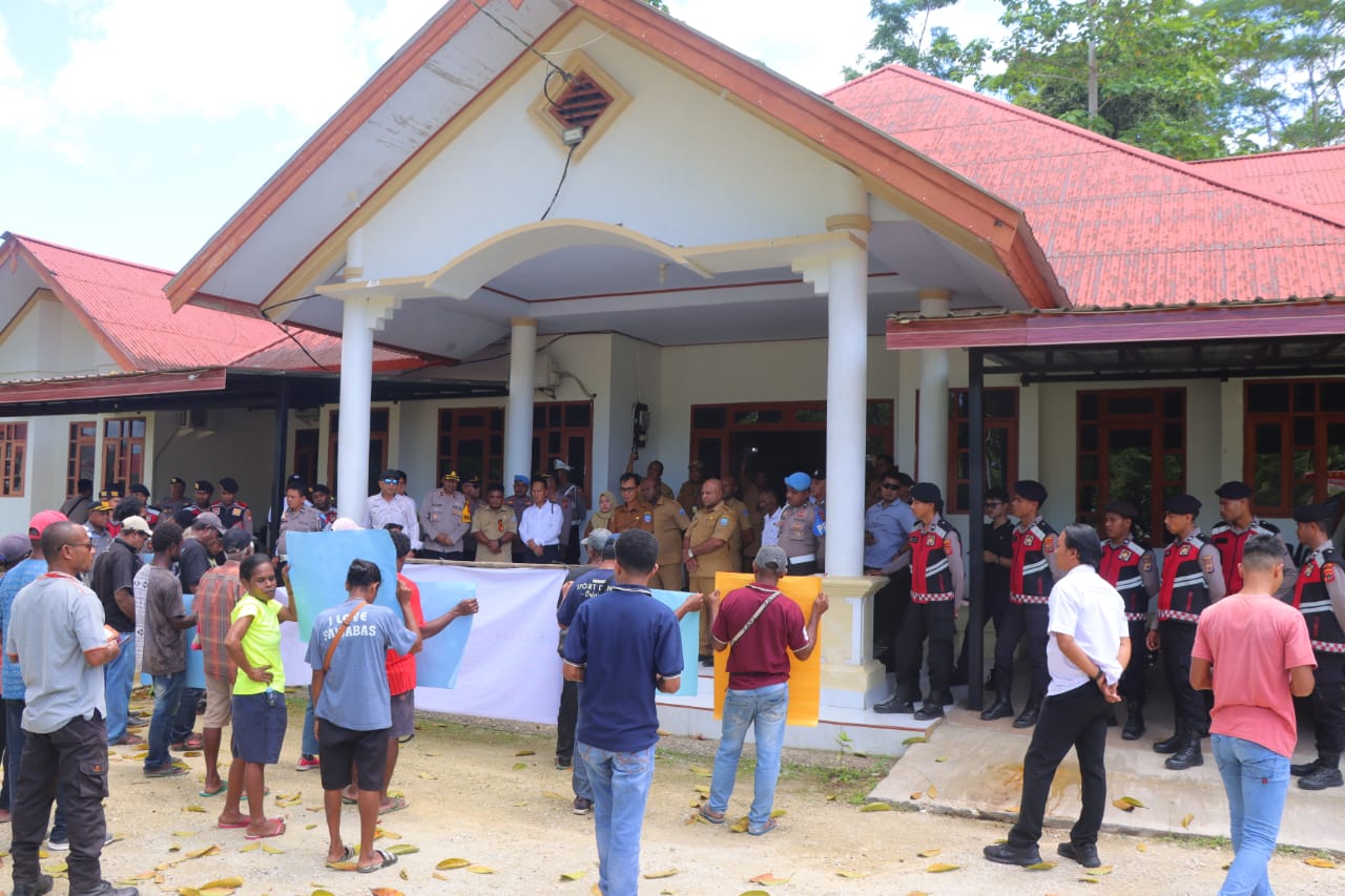 Polres Supiori Amankan Jalannya Aksi Demo Terkait Pertanggungjawaban Dana Desa Wafor Tahun Anggaran 2023-2024