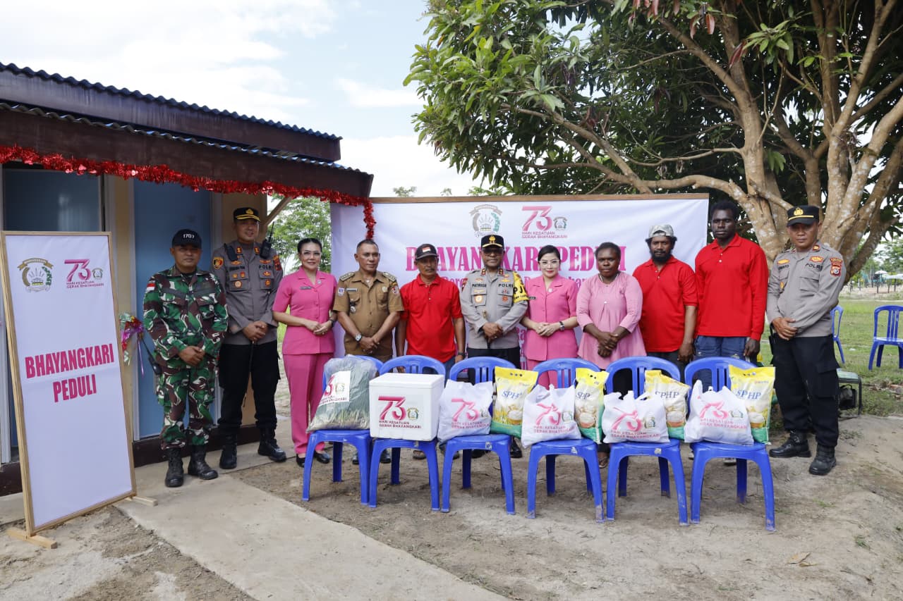 Polri Peduli, Kapolda Papua dan Bhayangkari Resmikan Fasilitas MCK di Merauke