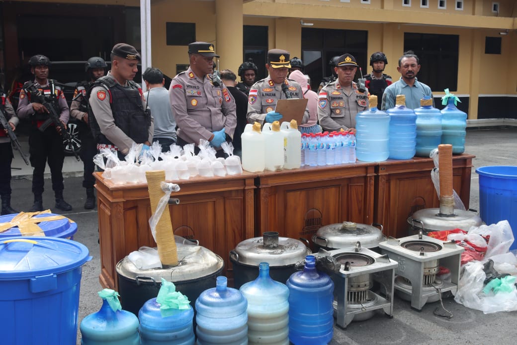 Berantas Peredaran Minuman Keras, Kapolres Puncak Jaya Pimpin Press Release Kasus Penjualan Miras