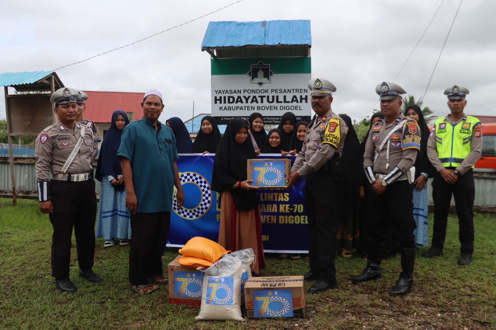 HUT ke-70 Polantas, Polres Boven Digoel Gelar Bhakti Sosial ke Pondok Pesantren