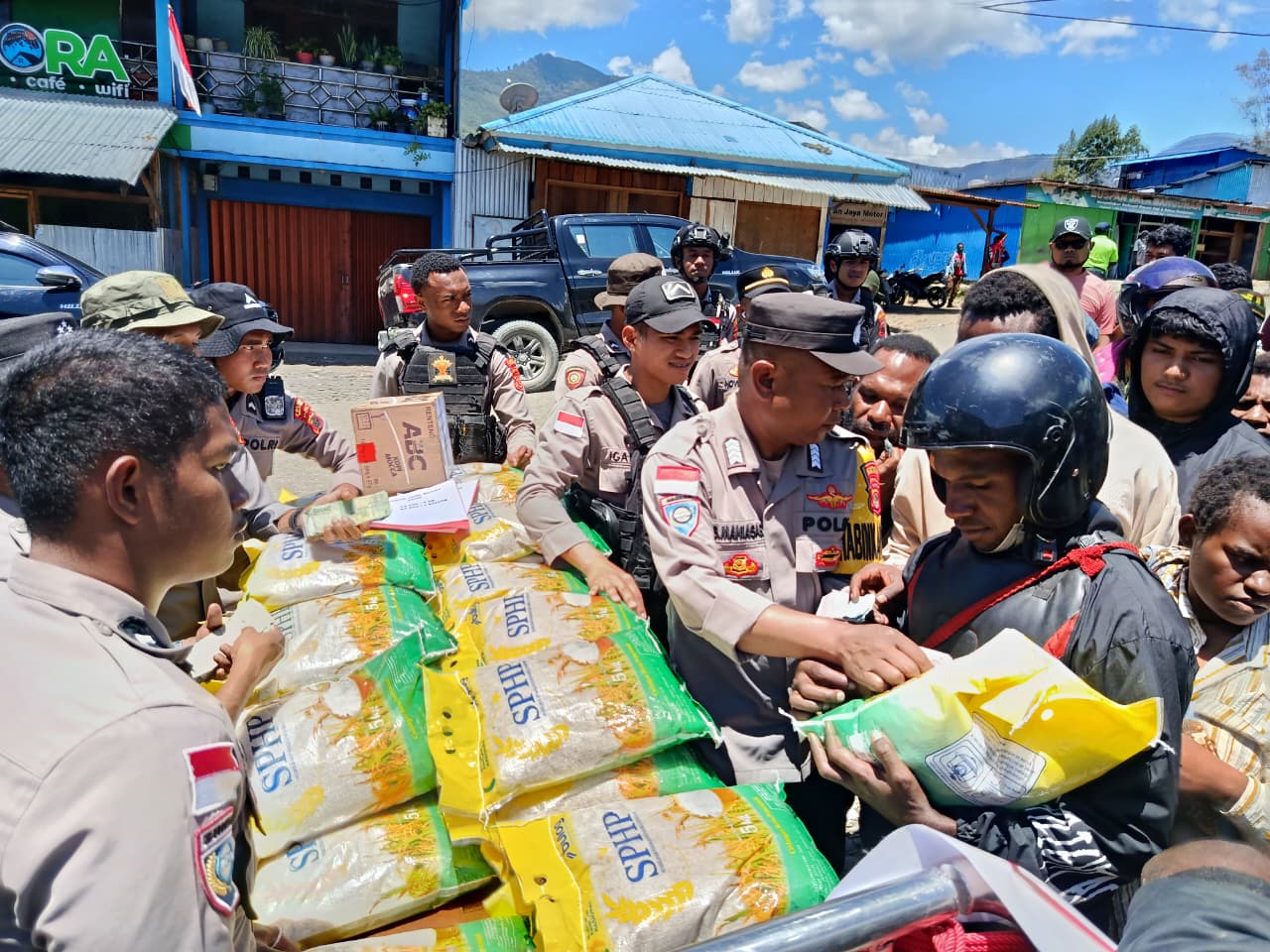 Polres Tolikara Gelar Pasar Murah, Warga Antusias Borong Beras Harga Spesial