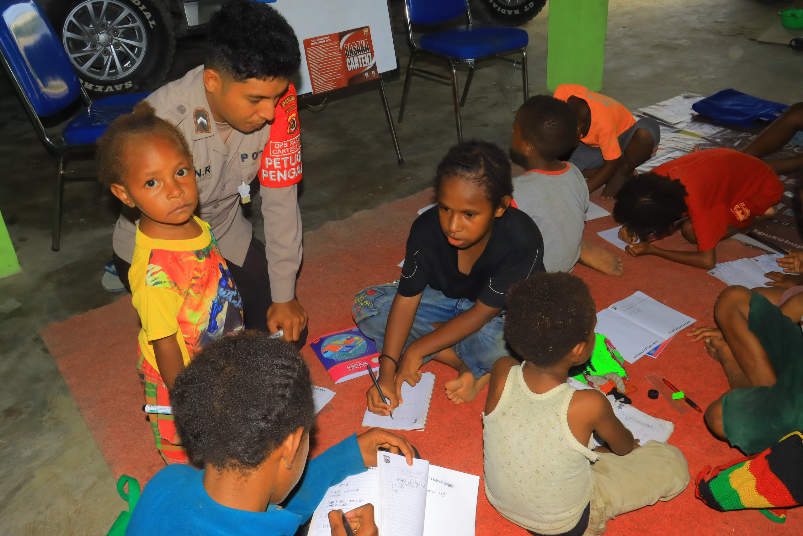 Subsatgas Si-Ipar ORC-2025 Polres Yalimo Berikan Pembelajaran Berhitung bagi Anak-Anak di Kabupaten Yalimo