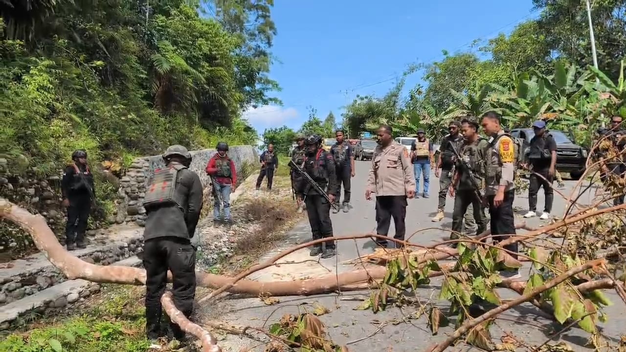 Polres Yalimo dan Brimob BKO Papua Lakukan Pembukaan Palang Jalan, Tegaskan Komitmen Pulihkan Keamanan